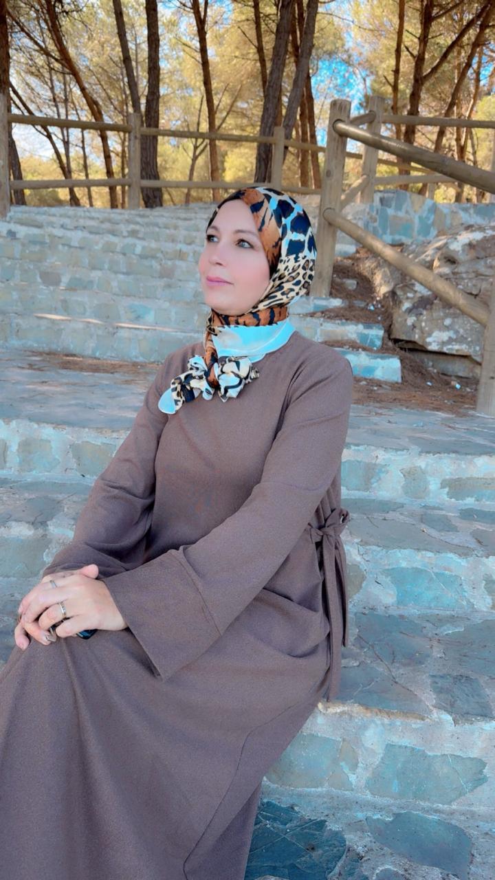 عباية شتوية أنيقة بتصميم بسيط ومريح