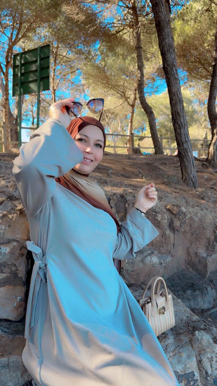 عباية شتوية أنيقة بتصميم بسيط ومريح