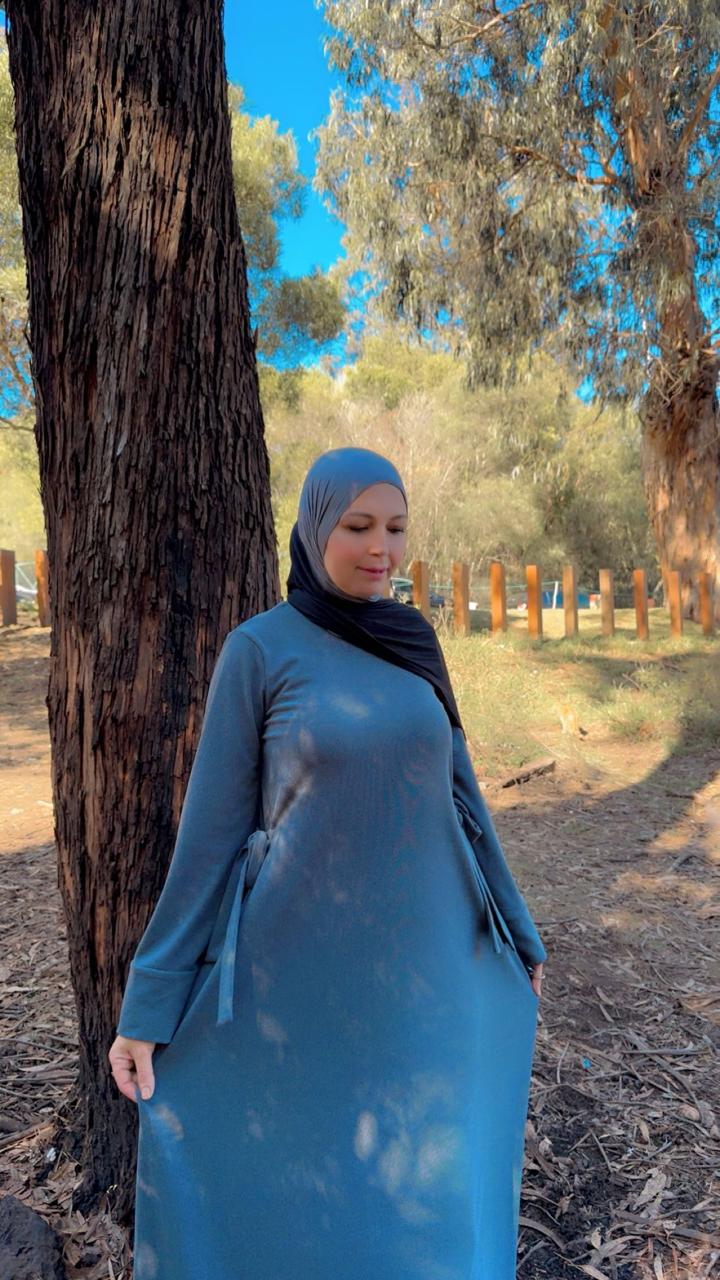 عباية شتوية أنيقة بتصميم بسيط ومريح