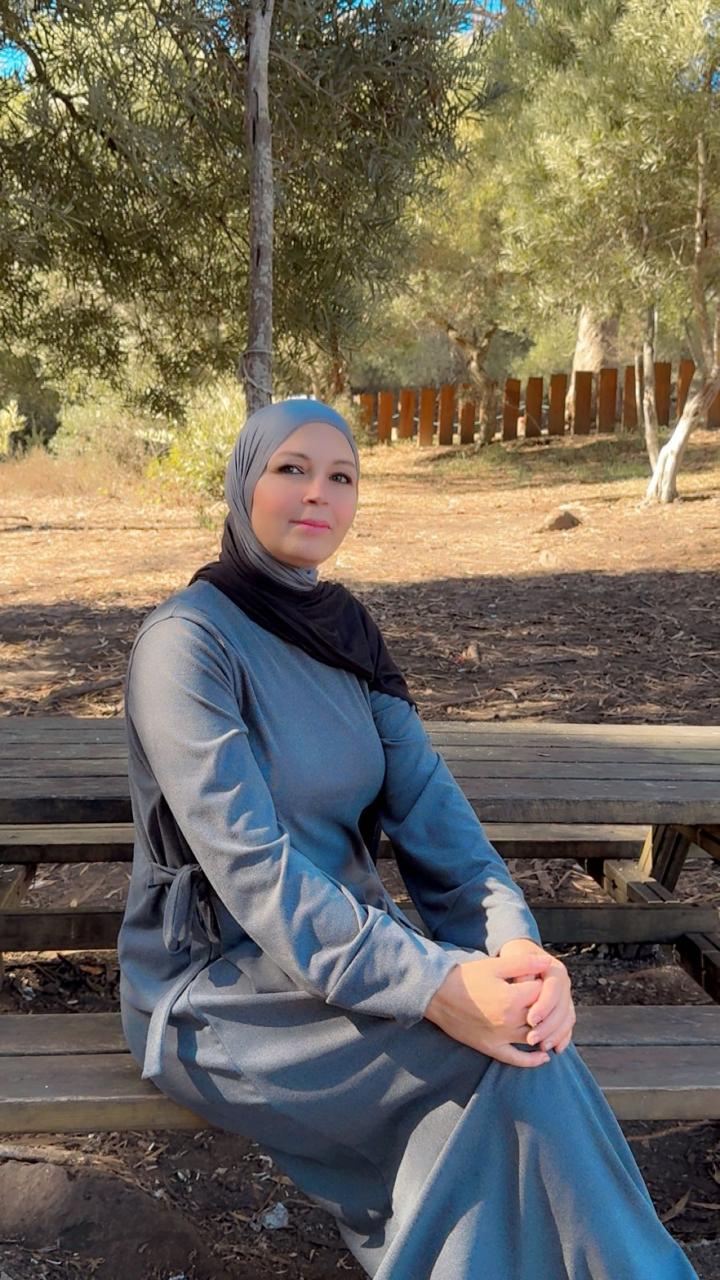 عباية شتوية أنيقة بتصميم بسيط ومريح